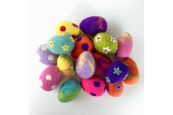 Jouet pour Chats en feutre œuf à fleurs - COCOON PARIS